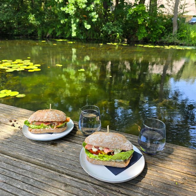 Fischbrötchen am Fischhaus Wendisch Rietz am Wasser auf den Steg im Sommer