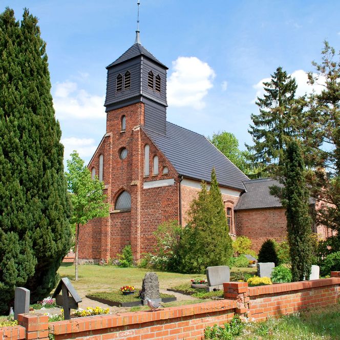 Dorfkirche in Pieskow im Sommer