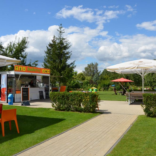 Radlerhof Aurith Wiese für Zelte und Sitzgelegenheit