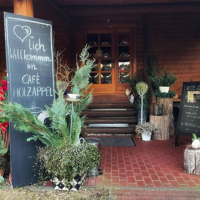 Cafe Holzappel in Groß Lindow Eingangsbereich im Winter