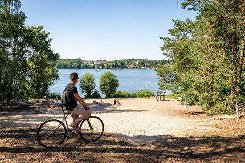 Fahrradfahrer sieht auf den Werlsee in Grünheide