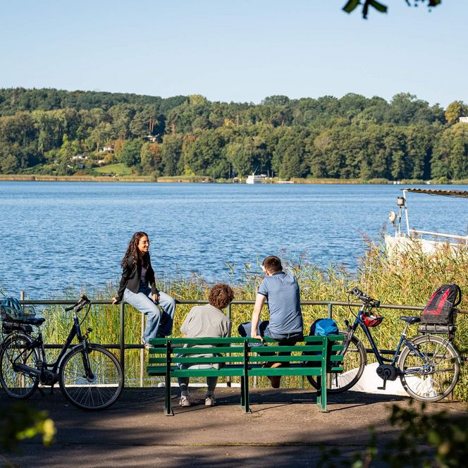 Eine Gruppe von Radfahrern macht eine Pause am Schermützelsee