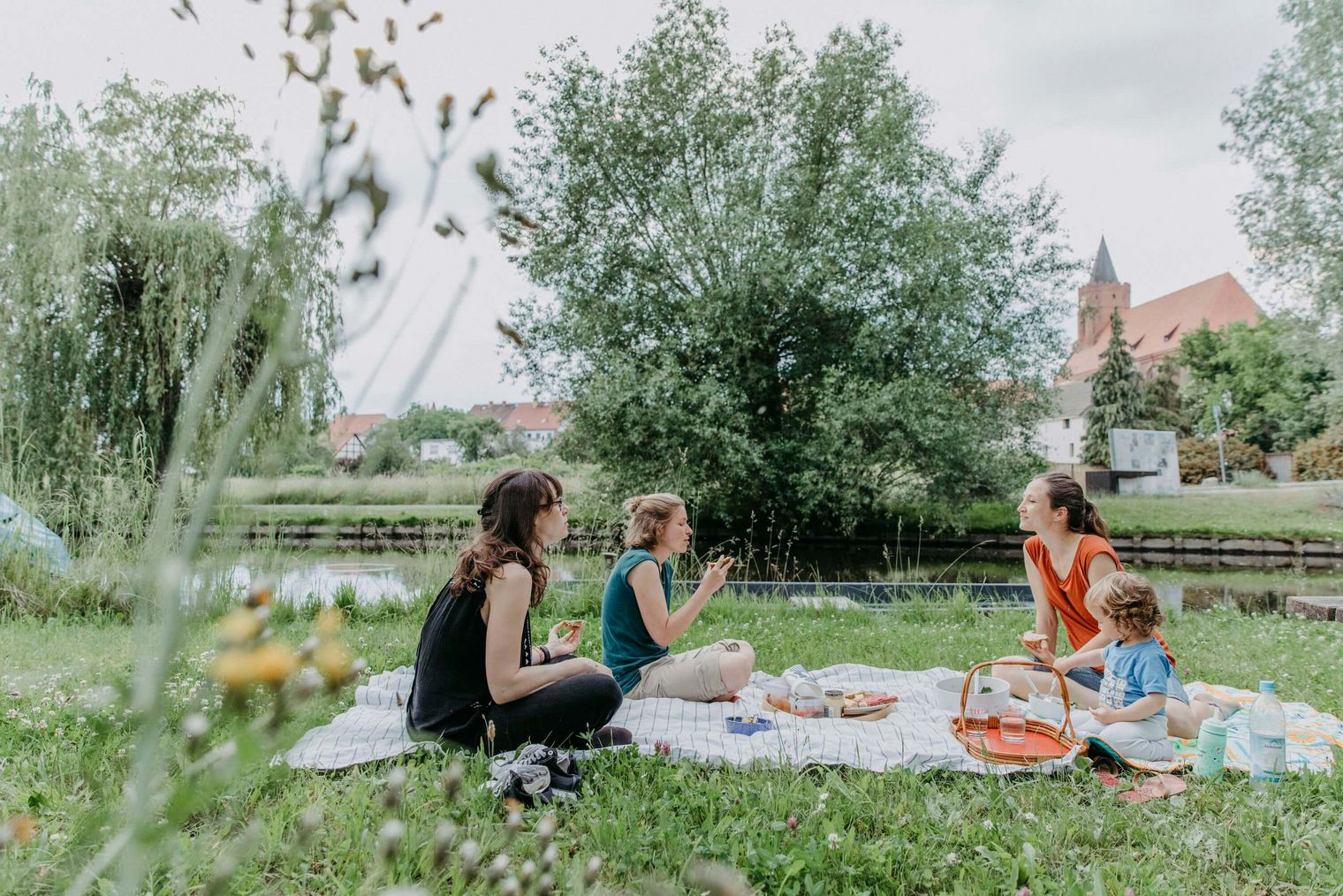 Piknik w regionie jezior, nad rzeką Sprewą w Beeskow