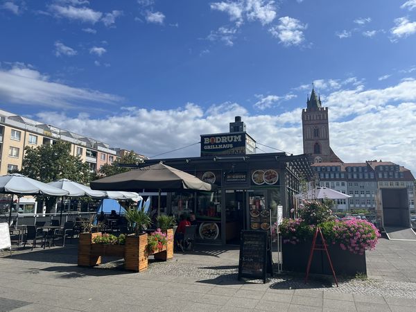 belebter Marktplatz in Frankfurt (Oder) mit Marktständen