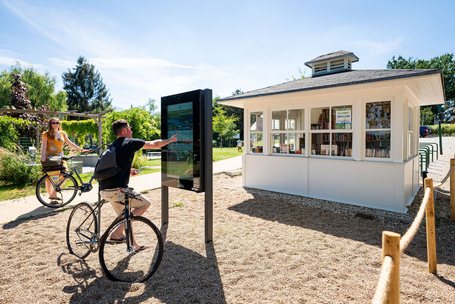 digitale Infosäule in Grünheide am Bücherpavillion am Peetzsee