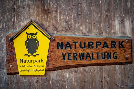 hölzernes Schild "Naturparkverwaltung" mit Naturschutzeule