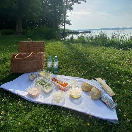 Inhalte des Picknickkorbs aus der Fischerei Köllnitz ausgebreitet auf einer Picknickdecke