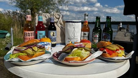 Picknickangebot auf rundem Tisch