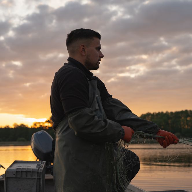 Fischer Sander auf seinem Boot beim Naturgut Köllnitz 