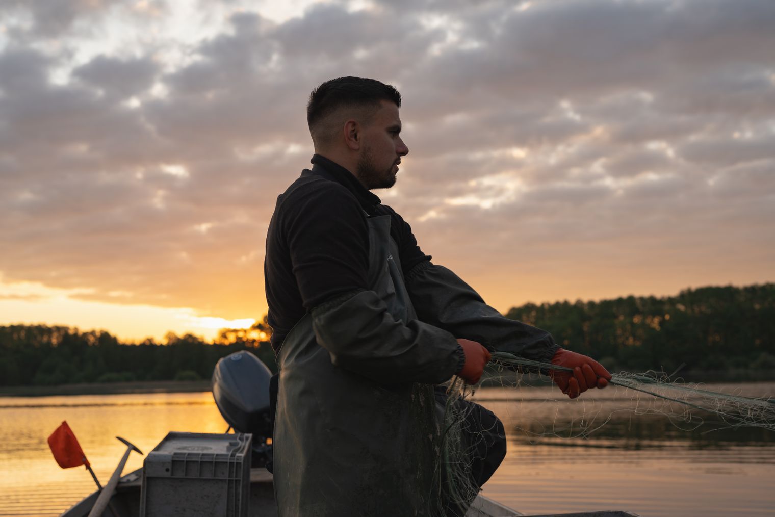 Fischer Sander auf seinem Boot beim Naturgut Köllnitz 