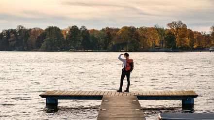 Wanderin auf Steg am großen Müllroser See in Oder-Spree