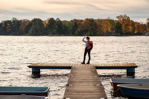 Wanderin auf Steg am großen Müllroser See in Oder-Spree