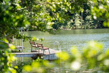 Bank auf einem Steg am Wirchensee 