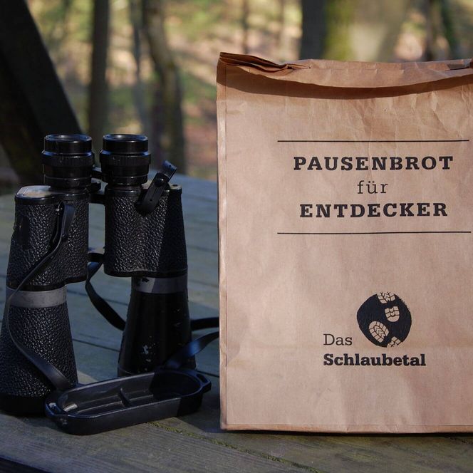 Fernglas und Brotbackmischung