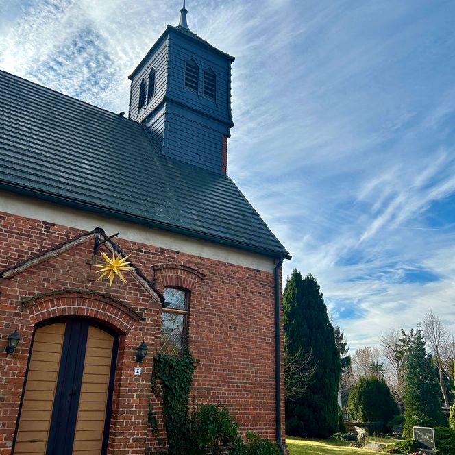 Kirche in Pieskow im Sommer mit blauem Himmel