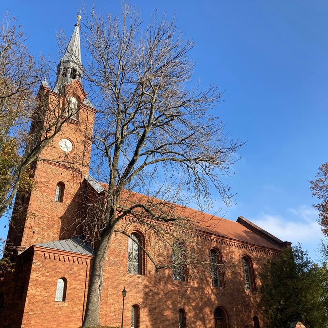 Dorfkirche Wellmitz mit Himmel sommer