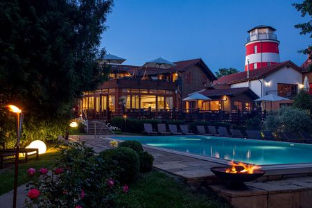 Der Satama Saunapark bei Nacht in Wendisch Rietz mit Außenpool und Leuchtturm
