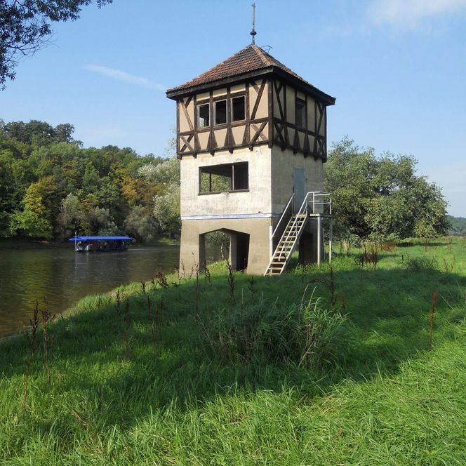 Zielrichterturm in Brieskow Finkenheerd Schiff blaue Anne im Hintergrund