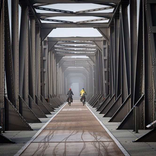 Radfahrer fahren auf der frostigen Europabrücke