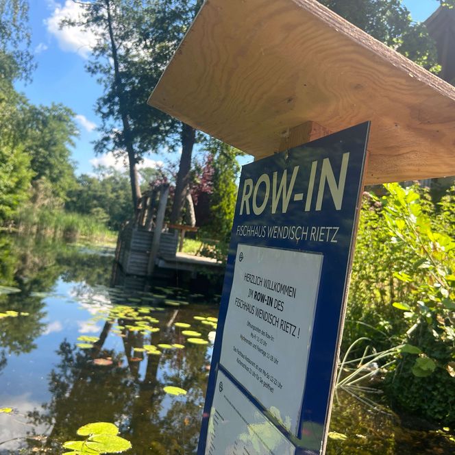 Row In am Fischhaus Wendisch Rietz mit Schild