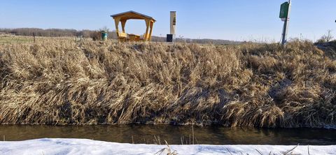 Blick auf einen Rastplatz mit Lieblingsblick Stele daneben