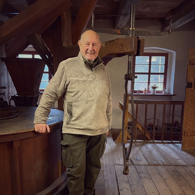 Ragower Muehle Besitzer Baldu Boerner in der alten Mühle