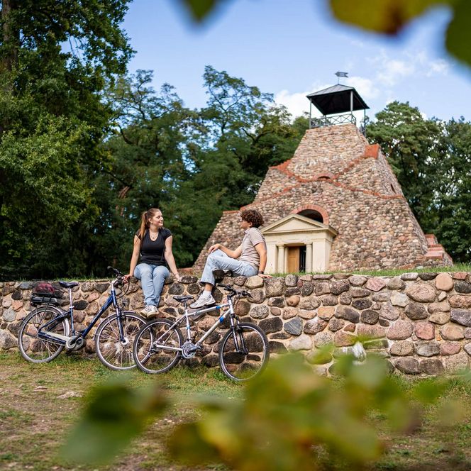 Tourenstopp an der Feldsteinpyramide Garzau