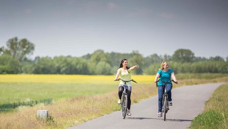 zwei Radfahrer auf Oder-Neiße Radweg in Oder-Spree