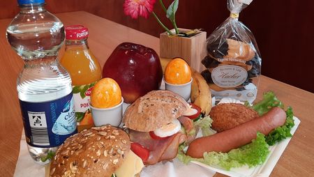 Picknickangebot auf Tisch von Bäckerei Hacker