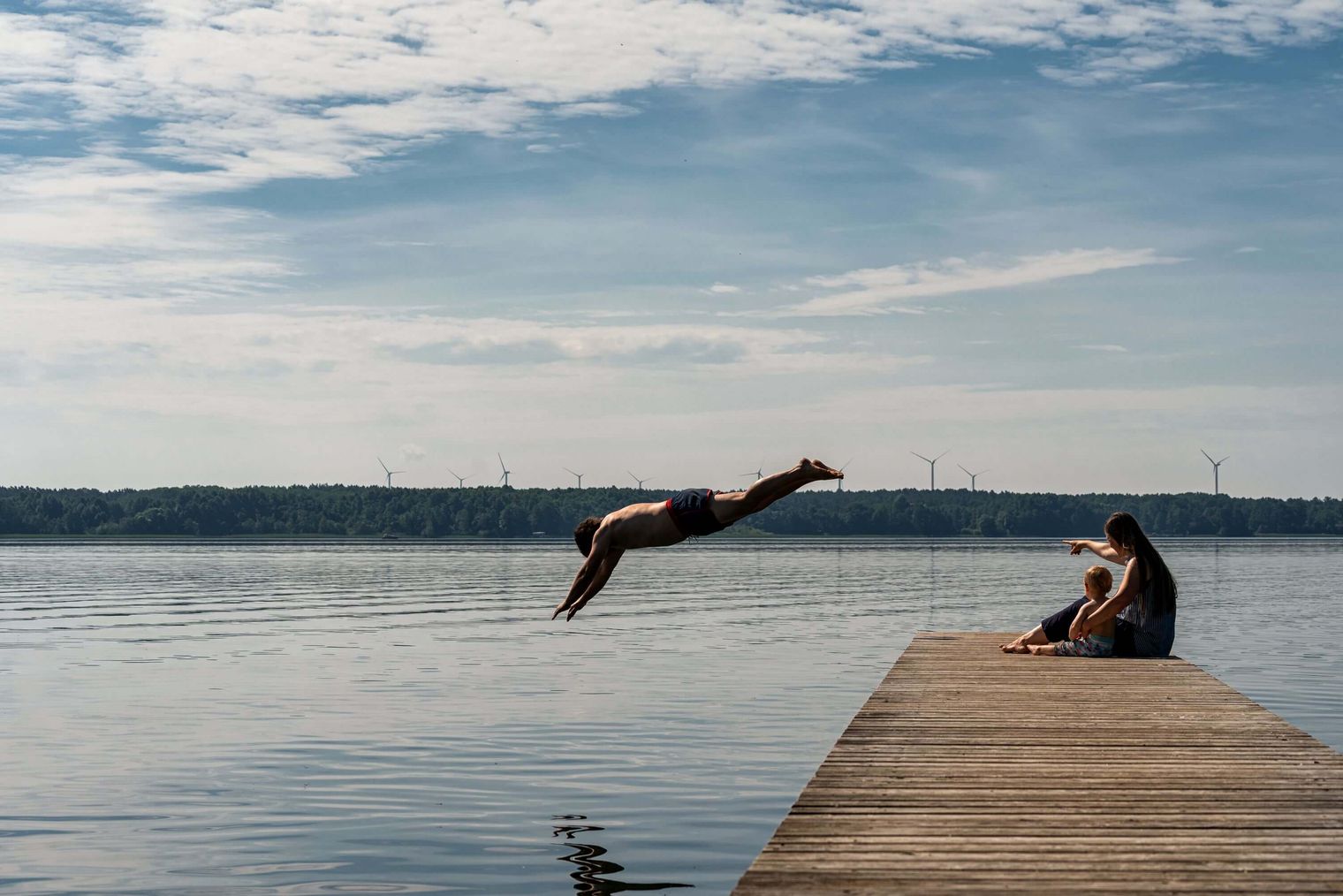 Sprung vom Steg in den Scharmützelsee, Baden in Oder-Spree