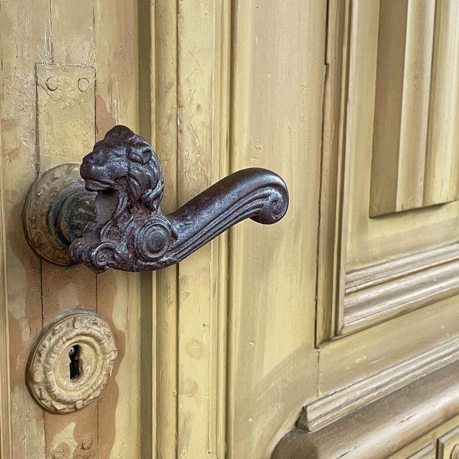 Gasthof Köhler aussen Treppeln Eingangstür Türklinke Nahaufnahme