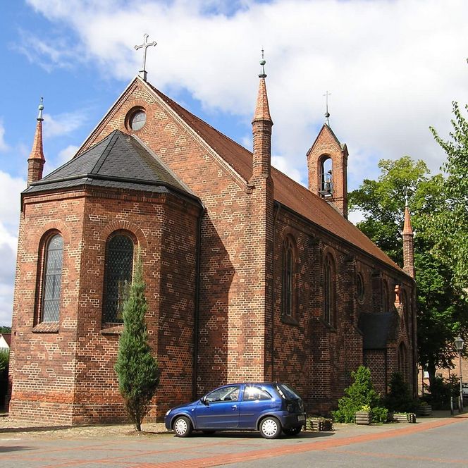 Kirche Gross Lindow Sommer mit blauem Auto davor