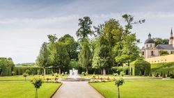 Barockgarten des Kloster Neuzelle mit Blick von der Orangerie auf den Garten