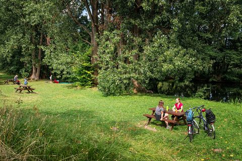 Zwei Frauen sitzen auf einer Bank 