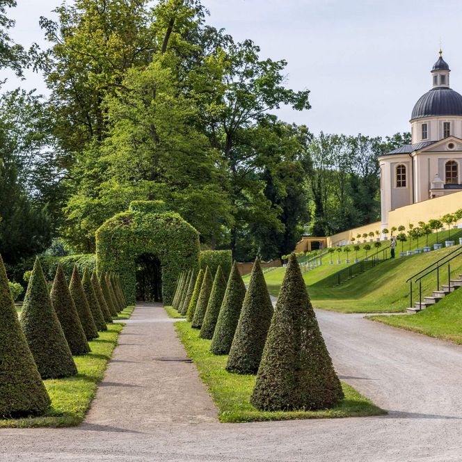 Klostergarten in Neuzelle mit Blick auf die Kirche