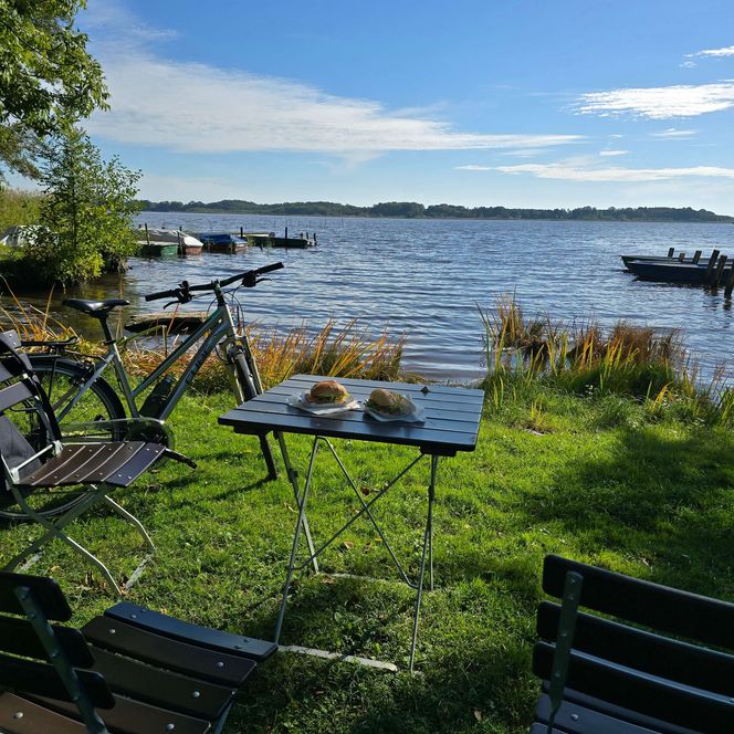 Pause auf dem Naturgut Köllnitz Blick aufs Wasser Sommer