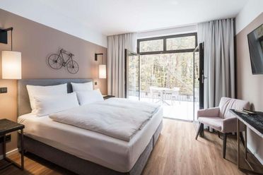 Hotelzimmer mit Doppelbett und Terrasse 