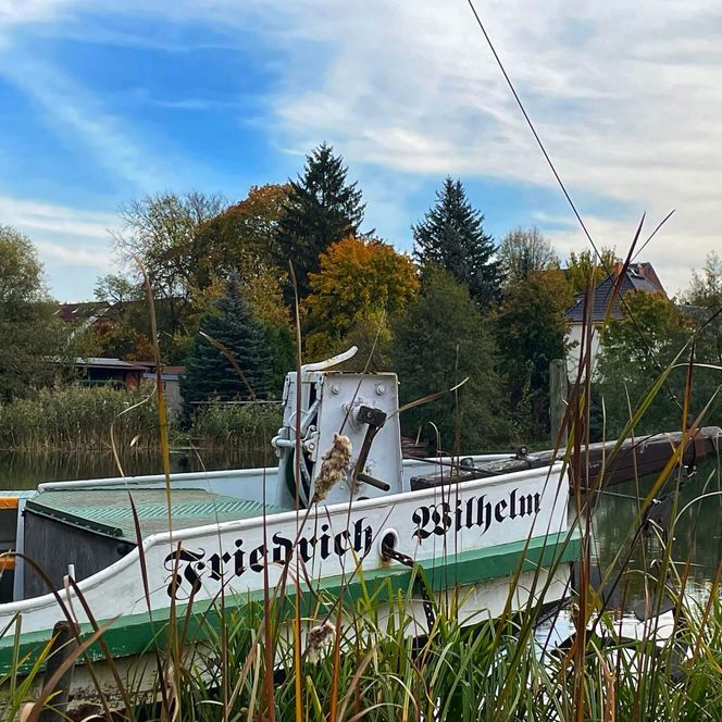 Treidelkahn Groß Lindow auf dem Wasser vom Ufer aus
