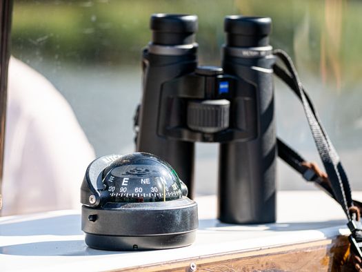 Fernglas und Kompass auf einem Boot