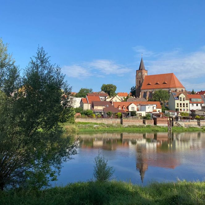 Nikolai Kirche Fürstenberg bei Eisenhüttenstadt Blick von der Deichbrücke am Wasser