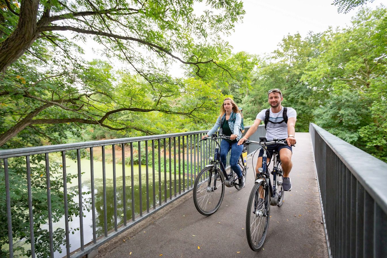Radfahren Paar Brücke Fürstenwalde in Oder-Spree