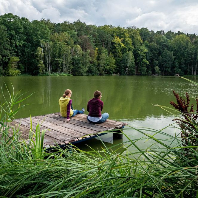 Schwerzkoer Muehle am Wasser 2 Frauen auf dem Steg