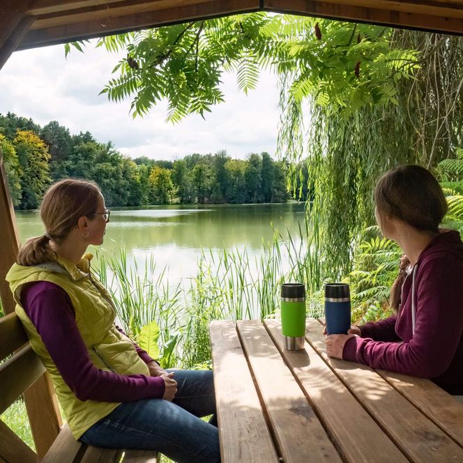 Sitzraufe Schwerzko Blick auf Wasser 2 Frauen mit Getränk