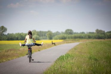 Radfahrerin auf dem Oder-Neisse-Radweg in Oder-Spree