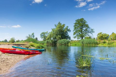 3 Kanus am Strand in der Natur 
