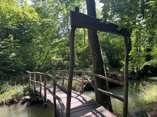 Kleine Brücke über ein Fließ im Schlosspark Buckow