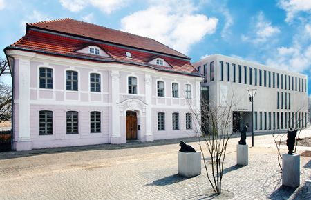 Außenansicht rosanes Museumsgebäude