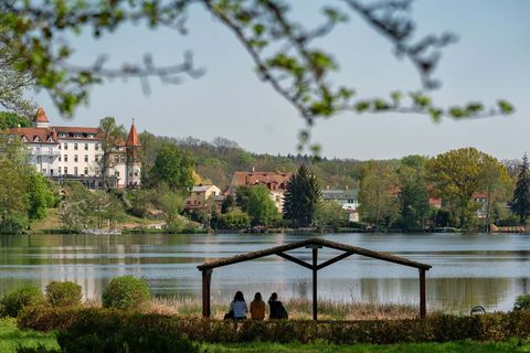 Drei Freunde sitzen im Lunapark am Schermützelsee in Buckow