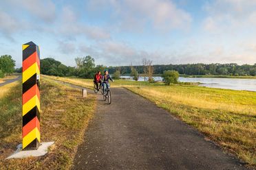 2 Radfahrer auf Oder Neisse Radweg bei Aurith