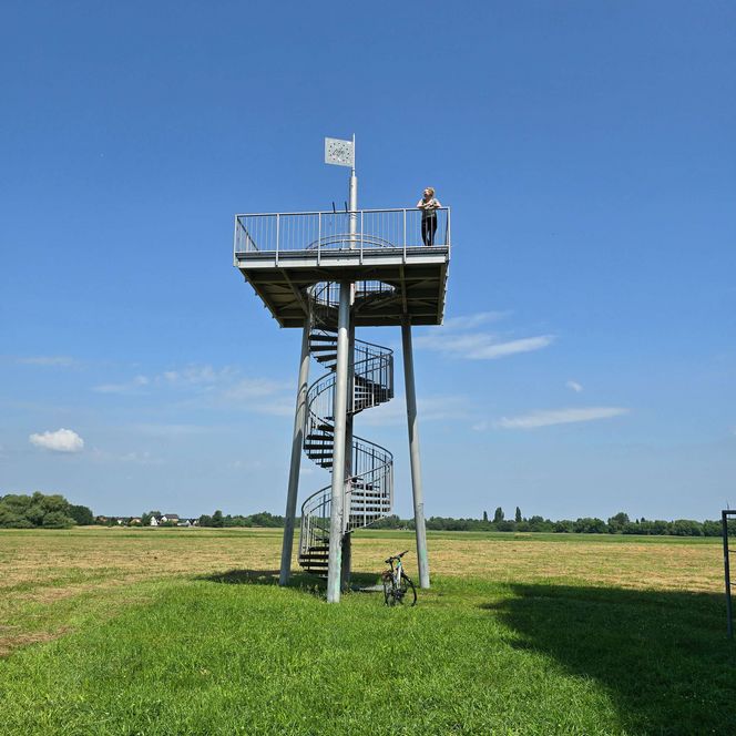 Salzturm in Storkow an der Salzwiese mit Personen auf dem Turm